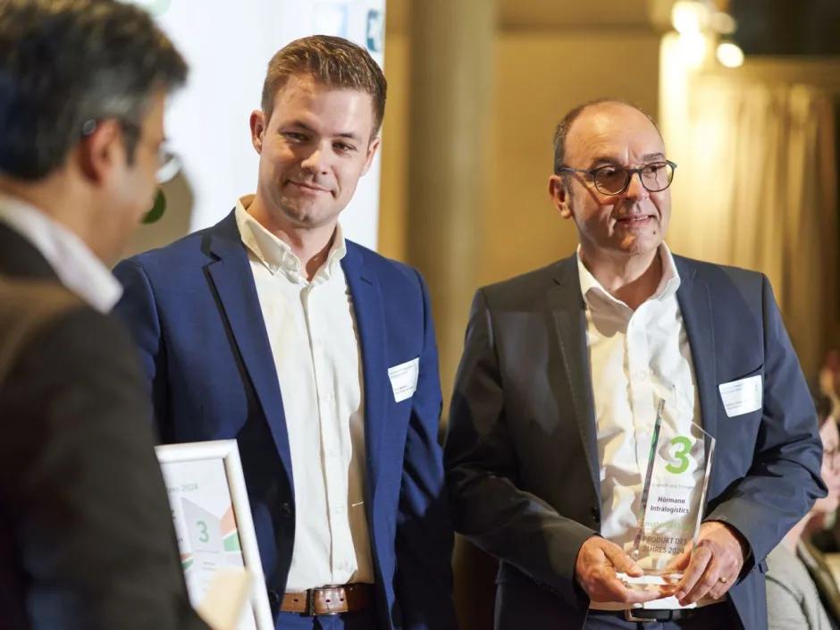 Tom Walther und Steffen Dieterich bei der Preisverleihung zum Materialfluss Produkt des Jahres 2024 Awards